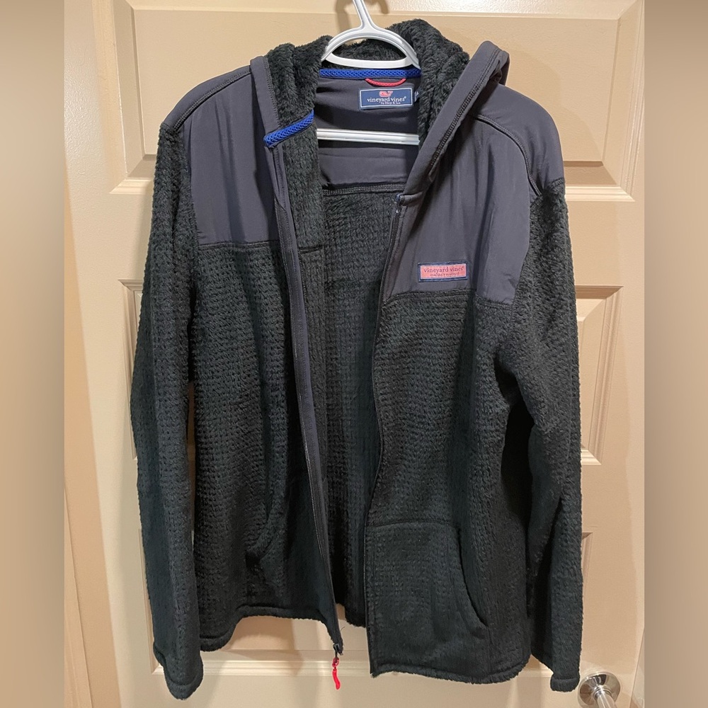 Like new men’s Vineyard Vines zip up hooded sweatshirt.